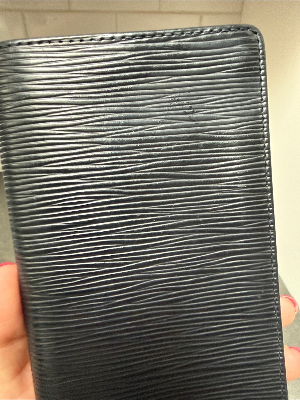 Louis Vuitton Vertical Wallet in black Epi 2006 - Picture 11 of 11